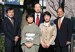 左から、河治民夫、関美恵子、大貫憲夫、白井正子、中島文雄議員