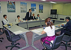（左から）白井正子、関美恵子、大貫憲夫、中島文雄、河治文雄の各議員と、（手前右）保険医協会のみなさん