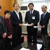市民アンケートの報告書を横浜市に手渡し