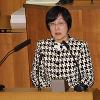 あらき由美子議員が予算組み替え動議について説明