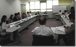 市政連の方々（右側）と懇談する日本共産党横浜市議団（左側）