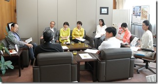 鈴木伸哉副市長（左から２人目）と懇談する日本共産党市議団