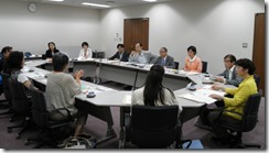 子宮頸がんワクチン被害者連絡会（左側）と懇談する日本共産党横浜市議団（右側）