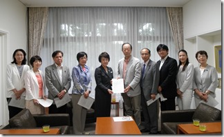 林市長（左から５人目）に申し入れ書を手渡す日本共産党市議団