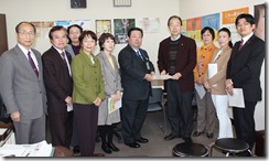田中こども青少年局庁（左から６人目）に申入書を渡す日本共産党横浜市議団