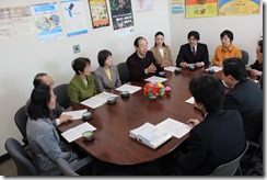 申し入れ後、こども青少年局長らと懇談する日本共産党横浜市議団