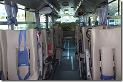 上菅田特別支援学校：スクールバスの中。奥には車椅子対応のスペースがつくられています。