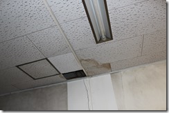 中原養護学校：天井の雨漏りの跡と壁のひび割れ