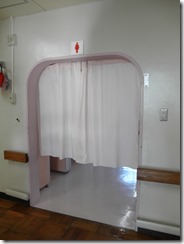 上菅田特別支援学校：トイレの入り口は車椅子でも入りやすいようにカーテンが引かれていました。