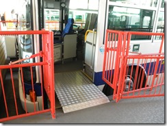 上菅田特別支援学校：スクールバスの乗降口。プラットホームには柵が設けられ、使わない時は扉が閉められます。