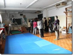 中原養護学校：生活学習室。マットが敷かれ、さまざまな運動具がありました。