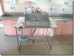 中原養護学校：車椅子でも使いやすいように手作りされた洗面台。