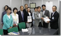 経済局長（右）に報告書を手渡す日本共産党横浜市会議員団