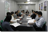 経済局長ら（右側）と懇談する日本共産党横浜市会議員団（左側）