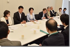 防衛省らに要請を行うかわじ民夫横浜市会議員（左から4人目）